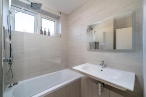 Stylish 3 Bed Home with Gardens Fast Transport Links