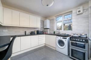 Stylish 3 Bed Home with Gardens Fast Transport Links