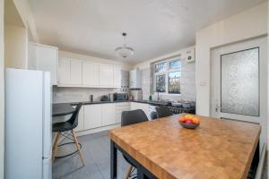 Stylish 3 Bed Home with Gardens Fast Transport Links