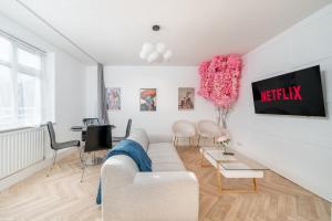 Stylish 3 Bed Home with Gardens Fast Transport Links