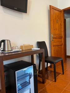 Triple Room with Pool View room in Masia Ca La Caputxeta