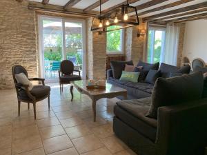 FEREL Longère near beaches, 12 people, heated pool