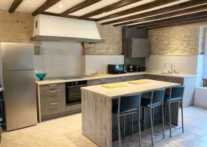 FEREL Longère near beaches, 12 people, heated pool