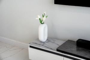 Chic 1 BR with Port Views