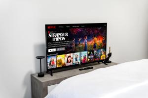 Chic 1 BR with Port Views