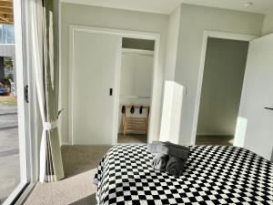 Brand new Lakeside cozy two queen rooms