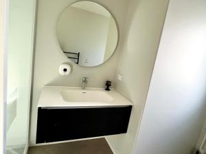Brand new Lakeside cozy two queen rooms