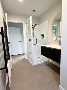 Brand new Lakeside cozy two queen rooms