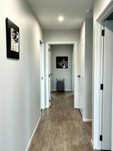 Brand new Lakeside cozy two queen rooms
