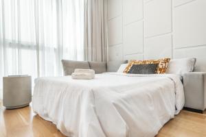 Artistic and Spacious Apartment by REMS