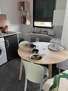 Appartements Grand Studio avec Parking et Wifi : photos des chambres