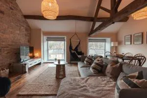 Roger Suite - Whaley Bridge