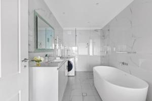 5BDRM Panoramic Waterfront Jetty and Pool