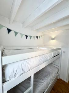 Maisons de vacances Maisonnette refaite a neuf - Jardin - Piscine : photos des chambres