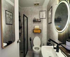 2 Bed Luxe Stay with Netflix and Pool, 10 min walk to Fuente - the Heart of Cebu City