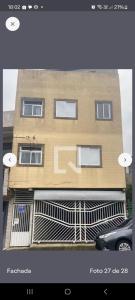 Um quarto com banheiro privativo
