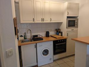 Appartements Appartement tout confort Residence piscine 5 minutes de la plage Meze : photos des chambres