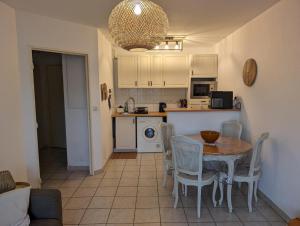 Appartements Appartement tout confort Residence piscine 5 minutes de la plage Meze : Appartement 1 Chambre