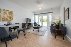 Luxury 2 Bedroom with Gym, Workspace, Balcony, Free Parking and 3 mins walk to train station - Byfleet