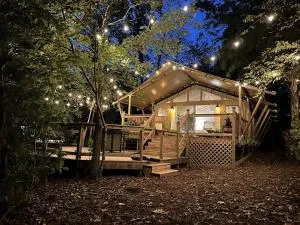 North Carolina Escape in this Fully-Equipped Safari Tent with Lake Access, Hot-Tub and Fire Pit - Salisbury