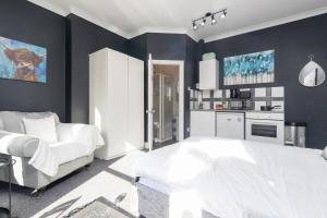 NEW! Central Studio, Free Parking, WiFi, 5 Min to Train Station