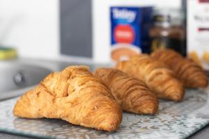 NEW! Central Studio, Free Parking, WiFi, 5 Min to Train Station