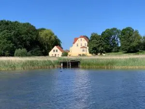 Gutshaus-Grubnow-Ferienwohnung-4-mit-Hund-am-Wasser-Sauna-und-WLAN-incl - Grubnow