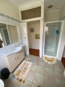 Cottage 5 mins from surf and lake
