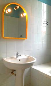 Grande chambre cosy avec kitchenette, salle de bain et WC privatif