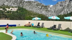 Campings Chalet 2 etoiles - Piscine - ccbaeia : photos des chambres