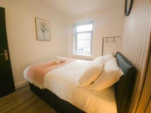 Super Convenient Keyless Entry Two Bedroom Loft by Property Promise