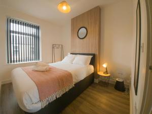 Super Convenient Keyless Entry Two Bedroom Loft by Property Promise