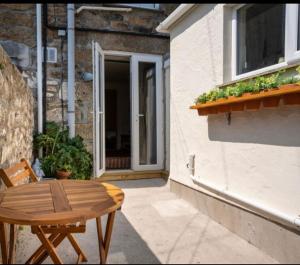 Wrens relaxing Retreat