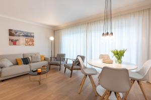 Modern apartment with large terrace close to the sea