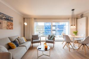 Modern apartment with large terrace close to the sea