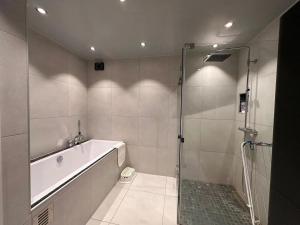 Beautiful spacious home w garden