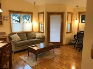 The Bungalow -- Minutes from the Airport - on the Way to the Glacier - 朱诺