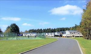 Private Hot Tub & Spacious Decking Area in Northumberland, Dog-Friendly, Free Golf Access