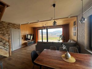 W Sercu Kotliny - luksusowe wille 8 osobowe z balią opalaną drewnem i widokiem na góry