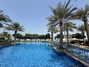Bright 2 Bedroom Apartment, Beach & Pool Access