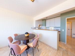 Apartment with sunny terrace and sea view