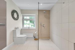 Ascot Spacious 4 Bedroom Home with Driveway