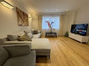 Ascot Stylish 3 Bedroom House with Driveway - 巴格肖特