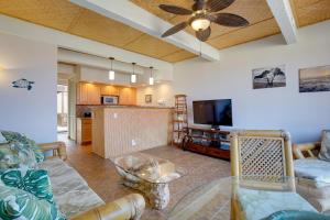 Kailua-Kona Condo Steps to Beach and Downtown!