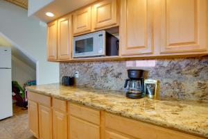 Kailua-Kona Condo Steps to Beach and Downtown!