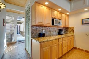 Kailua-Kona Condo Steps to Beach and Downtown!