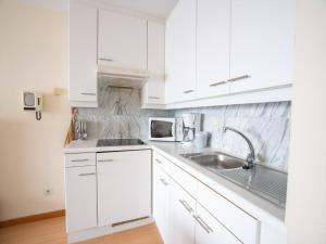 Cozy Coastal Retreat for 4