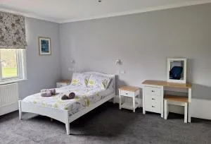 Room in Guest room - Comfortable and Spacious with Beautiful Views - Guest Room 4 - Slinfold