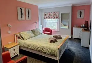 Room in Guest room - Comfortable Guest Room with a Bath - Guest Room 6 - Slinfold