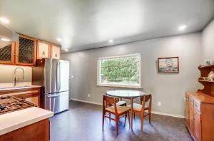 Retro Refuge On Woodstock Dr